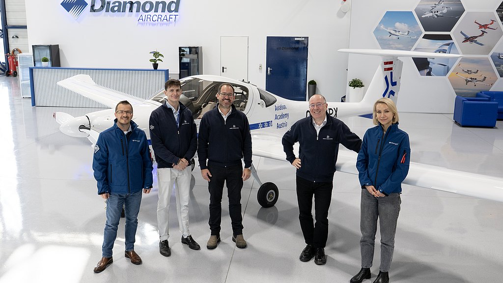 The Diamond Aircraft and Aviation Academy Austria teams at the handover of the new DA20i Katana.