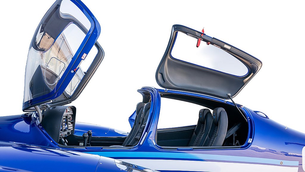 The cockpit of a DA42-VI aircraft features advanced digital displays and comfortable seating, showcasing modern aviation design.