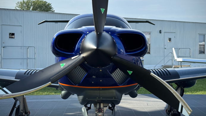 DA50 RG front view, facing the propeller. 
