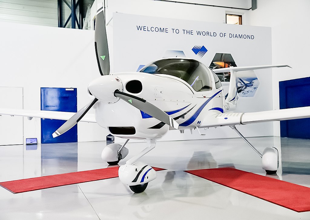 DA40 NG standing in the Diamond Aircraft hangar. 