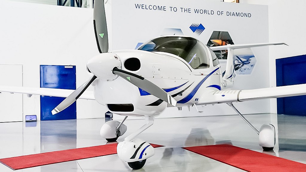 DA40 NG standing in the Diamond Aircraft hangar. 