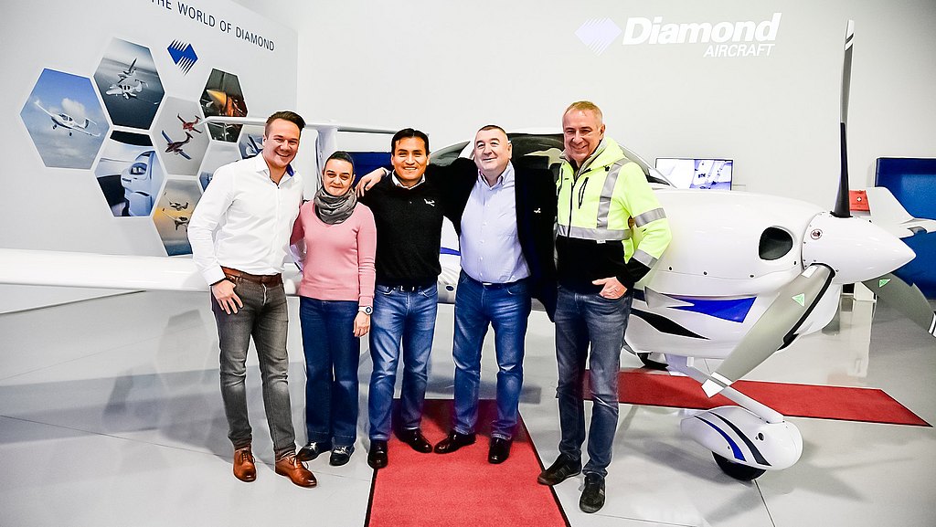 Diamond Aircraft and Aviotrade team standing in front of the DA40 NG in the hangar. 
