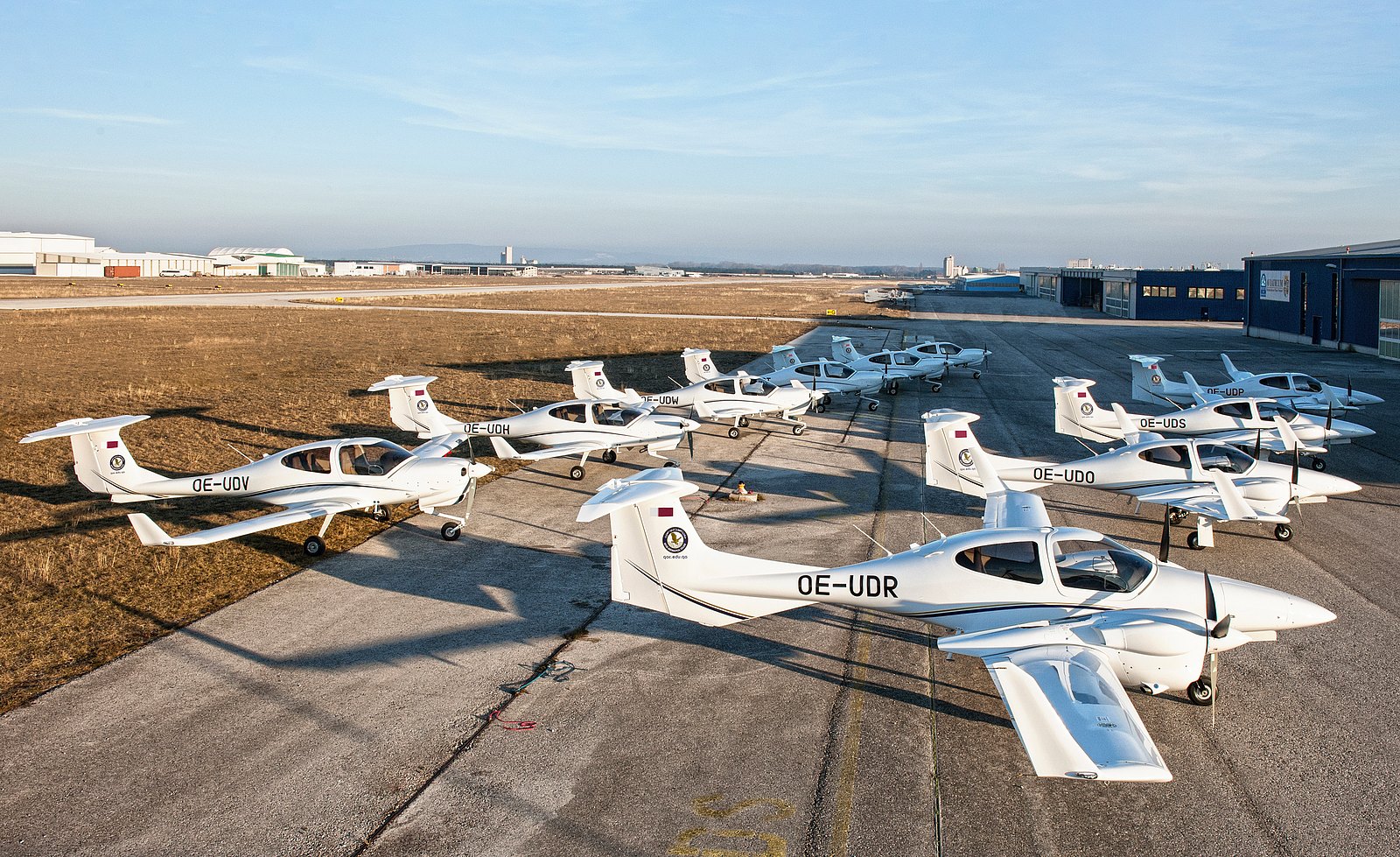 Flight School Concept Diamond Aircraft Industries Gondia havalimanı , hindistan , maharashtra , gondia'nın 12 kilometre kuzeydoğusundaki birsi köyünde yer almaktadır.