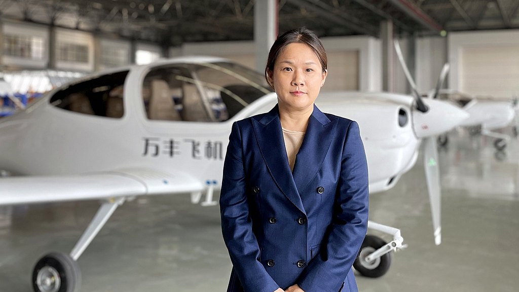 CEO Xiaojuan (Joyce) Li standing infront of a DA40.