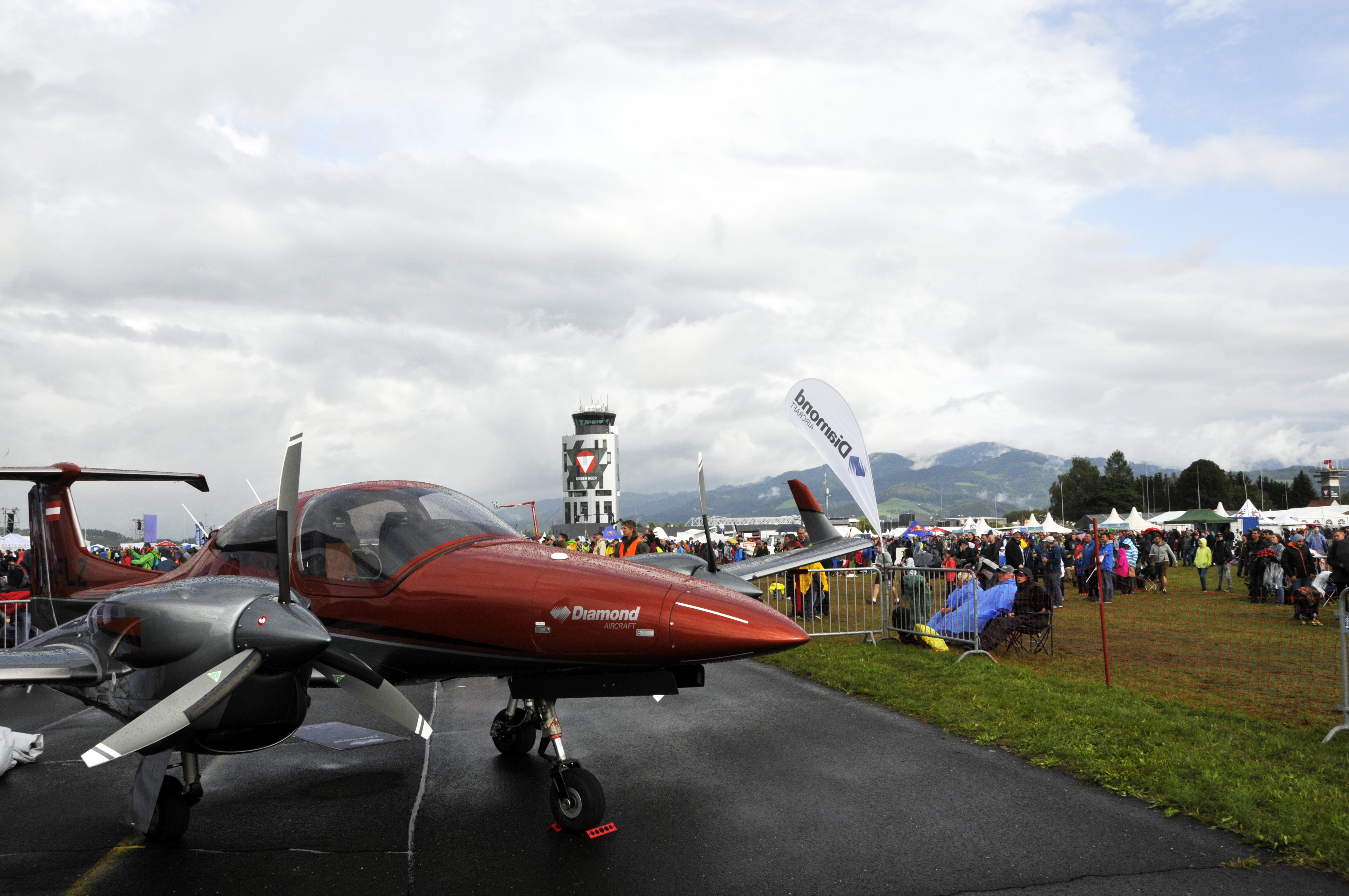 Sparkling Diamond Show at Airpower19 - Diamond Aircraft Industries